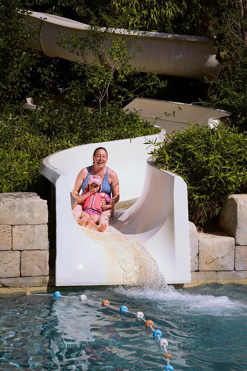 Une mère et sa fille en train de profiter du parc aquatique du camping le Parc de Fierbois