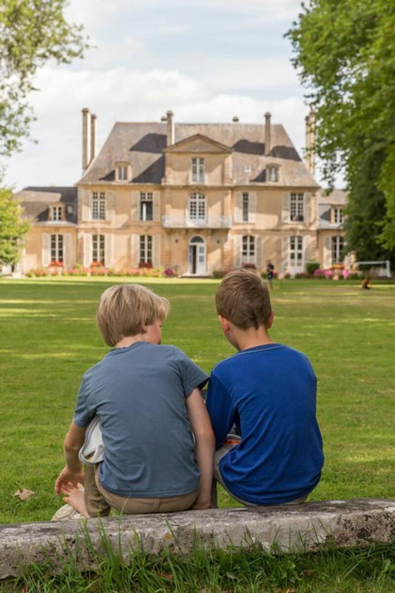 Des jeunes garçons devant le château de Martragny Des jeunes garçons devant le château de Martragny