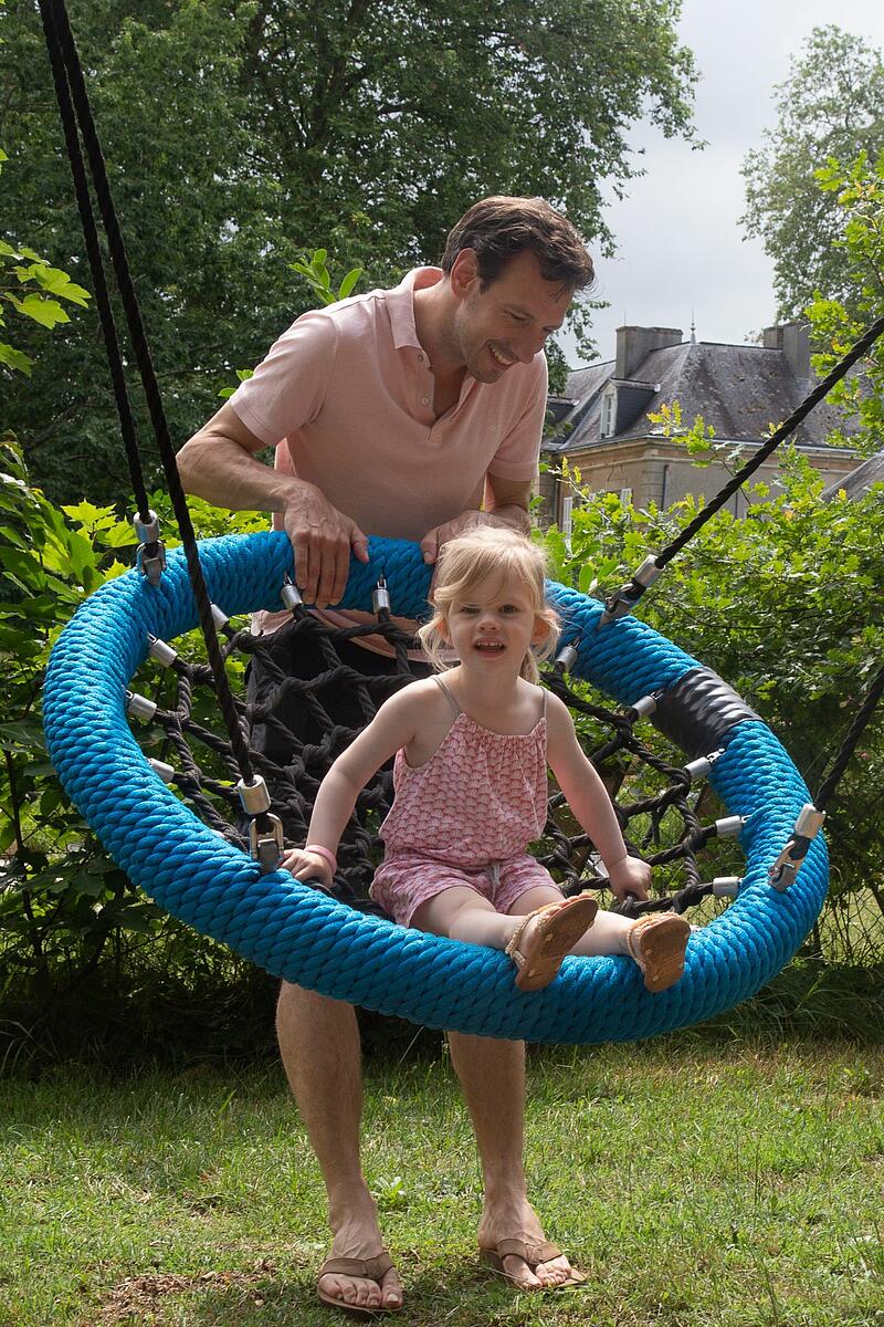 Père et son fils jouant au Château de Chanteloup, dans la Sarthe Jeu en famille au camping de luxe le Château de Chanteloup