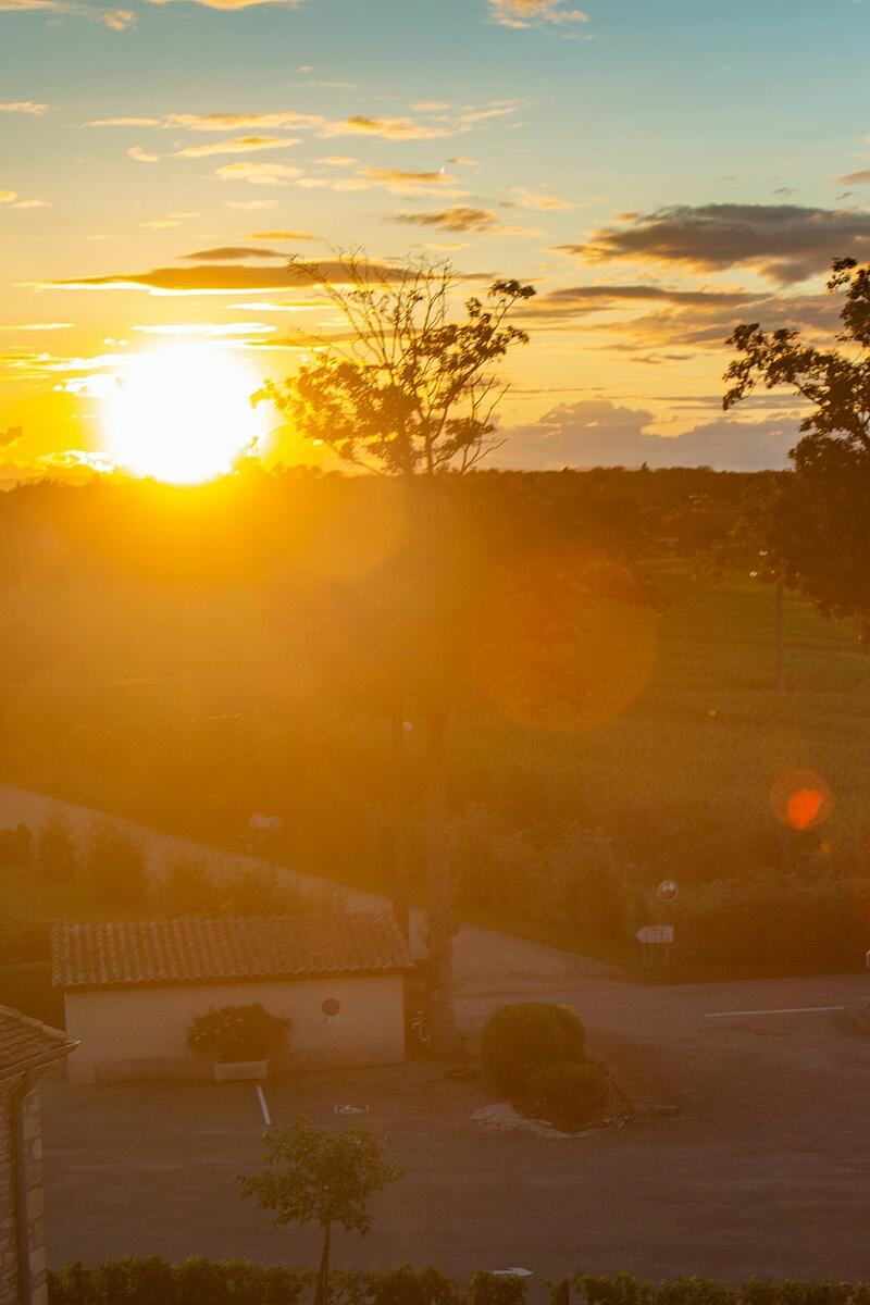 coucher de soleil au château de l'épervière le soleil se couche sur le domaine du château de l'épervière